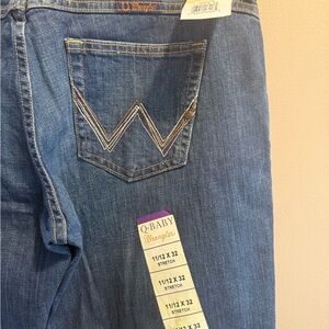 Wrangler Women’s Indigo Blue Stretch Jeans with Contrast Stitching